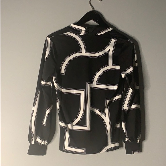 Black stretchy H&M BLOUSE! 🖤🤍 - Picture 6 of 8